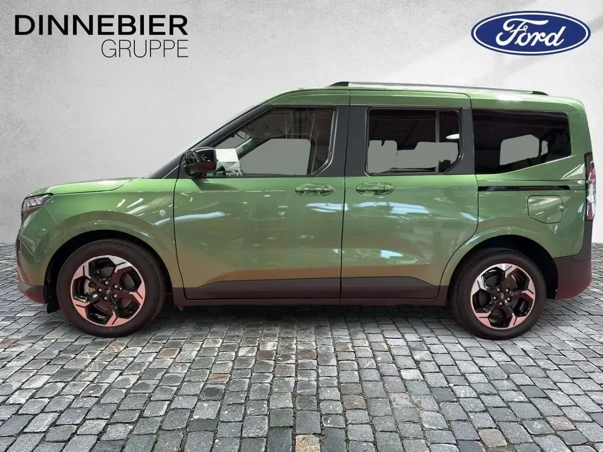 Neu Ford Tourneo Courier Titanium 100 kW (136 PS) 2025 Grün (metallic) Van / Kleinbus