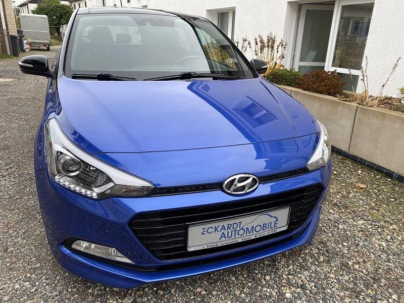 Blau Gebraucht 2018 Hyundai i20 Passion Plus Limousine | 12.200 € (Fairer Preis) - Bild 1/4