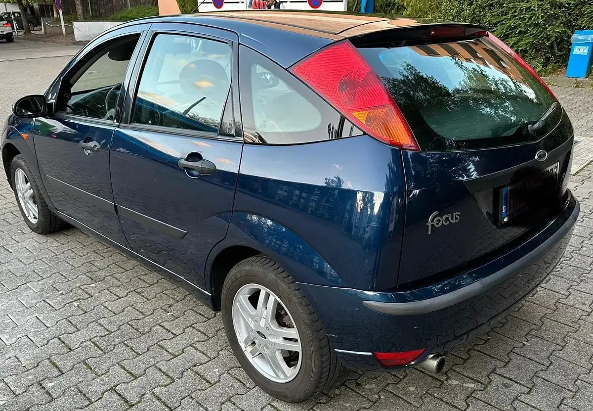 Usata Ford Focus 101 CV (74 kW) 2003 Blu Utilitaria