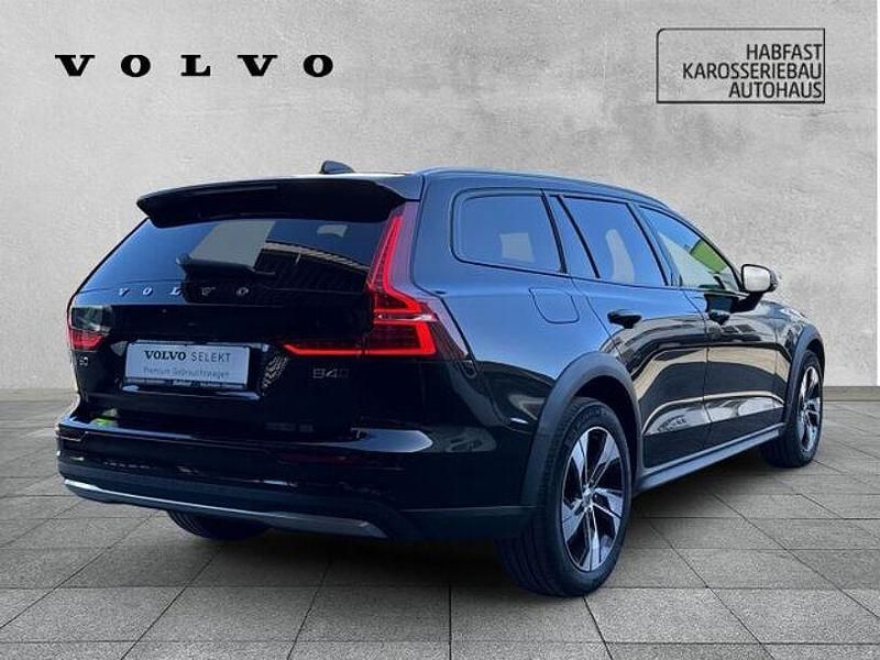 Gebraucht Volvo V60 CC Plus 197 PS (144 kW) 2023 Black solid stone / solid Kombi