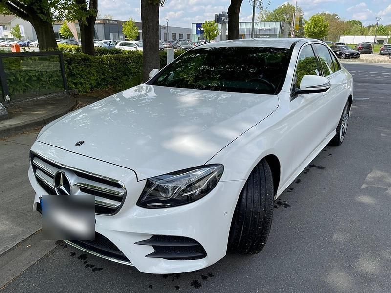 Weiß Gebraucht 2019 Mercedes E220 AMG Limousine | 26.500 € (Guter Preis) - Bild 1/4