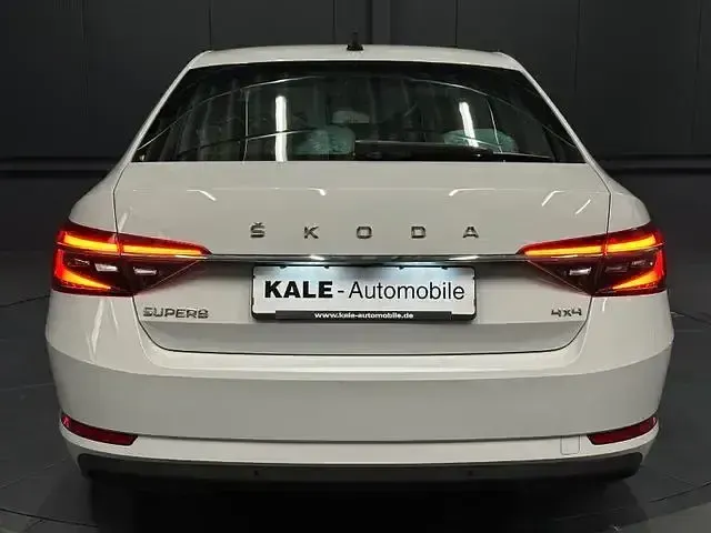 Gebraucht Skoda Superb Style 200 PS (147 kW) 2022 Moonweiss metallic Limousine
