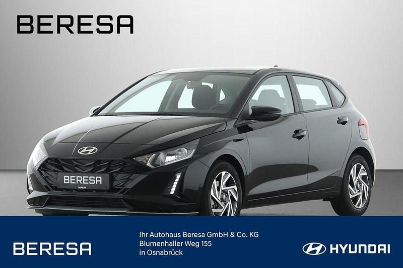 Phantom black Neu 2025 Hyundai i20 Trend Limousine | 19.680 € (Superpreis) - Bild 1/4