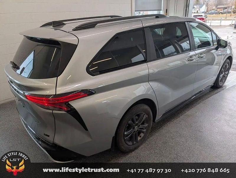 Gebraucht Toyota Sienna T1 245 PS (180 kW) 2025 Silber Van / Kleinbus