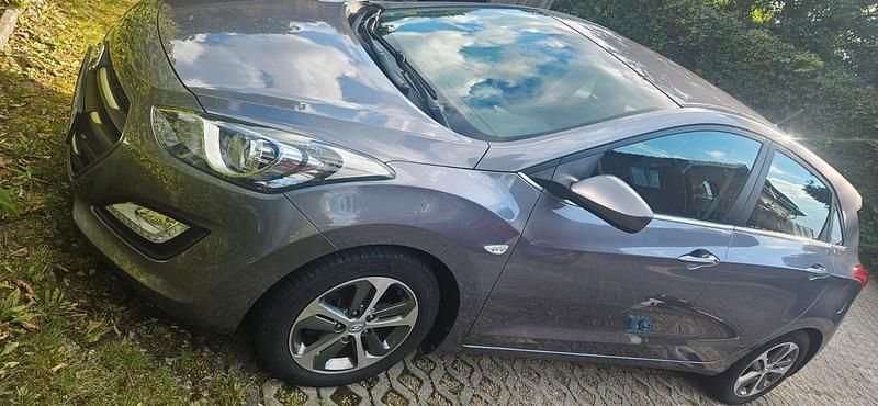 Grau Gebraucht 2015 Hyundai i30 YES! Silver Kombi | 7.500 € (Guter Preis) - Bild 1/4