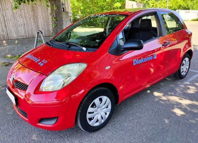 Super red v Gebraucht 2009 Toyota Yaris Basis Kleinwagen | 1.599 € (Fairer Preis) - Bild 1/4