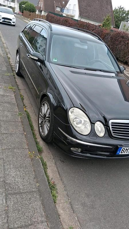 Schwarz Gebraucht 2006 Mercedes E220 Kombi | 3.333 € (Fairer Preis) - Bild 1/4