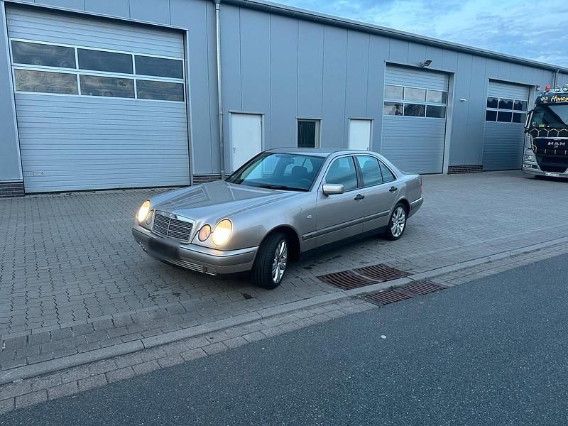 Gebraucht Mercedes E200 136 PS (100 kW) 1995 Gold Limousine
