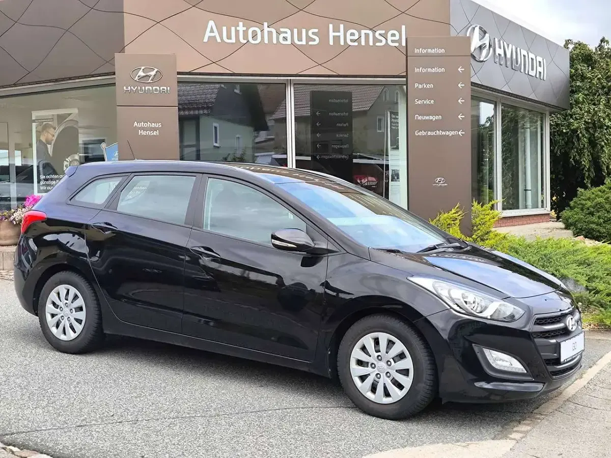 Gebraucht Hyundai i30 Trend 101 PS (74 kW) 2017 Phantom black / mic Kombi