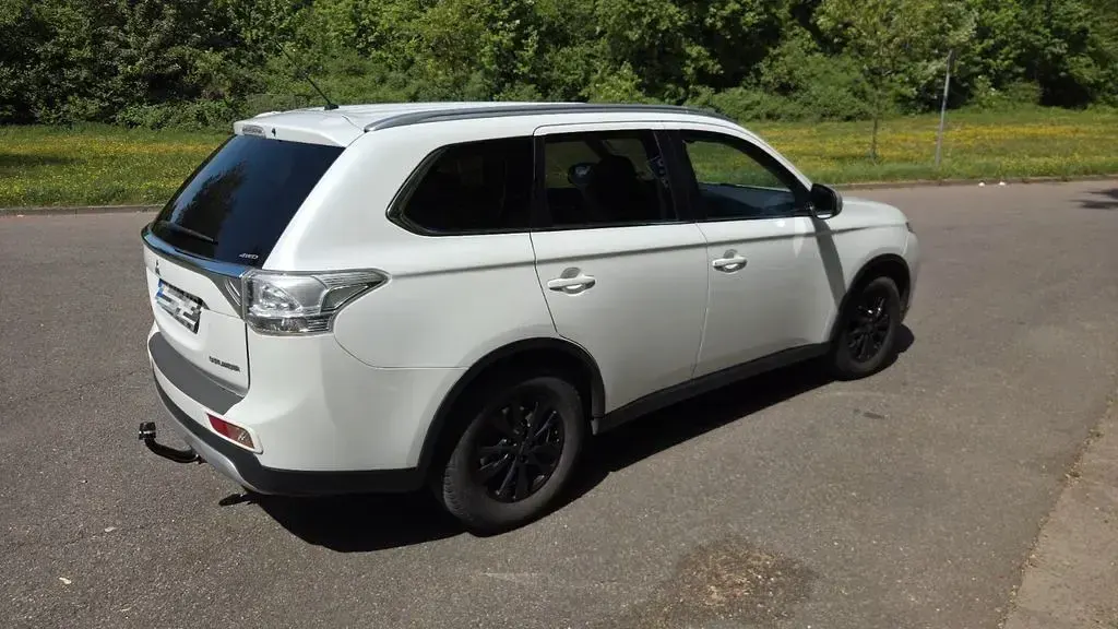 Gebraucht Mitsubishi Outlander Diamant Edition 150 PS (110 kW) 2015 Weiß SUV