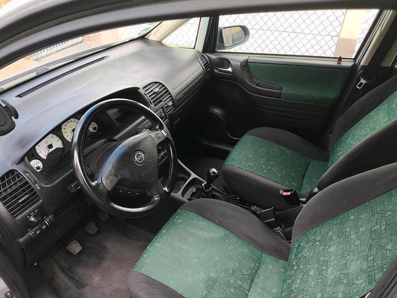 Gebraucht Opel Zafira 125 PS (91 kW) 2001 Silber Van / Kleinbus