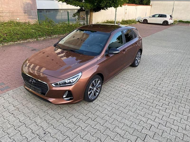 Braun Gebraucht 2017 Hyundai i30 Limousine | 10.999 € (Fairer Preis) - Bild 1/4