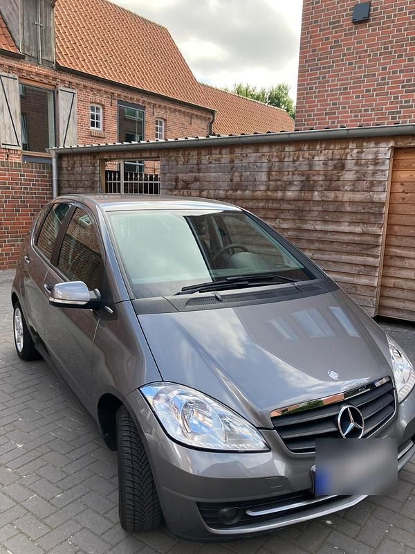 Silber Gebraucht 2011 Mercedes A160 Limousine | 4.000 € - Bild 1/4
