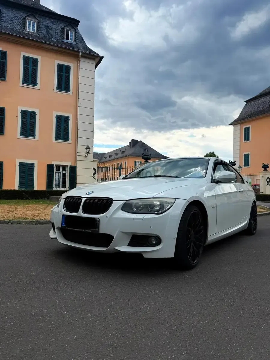 Gebraucht BMW 330 245 PS (180 kW) 2011 Weiß Coupé