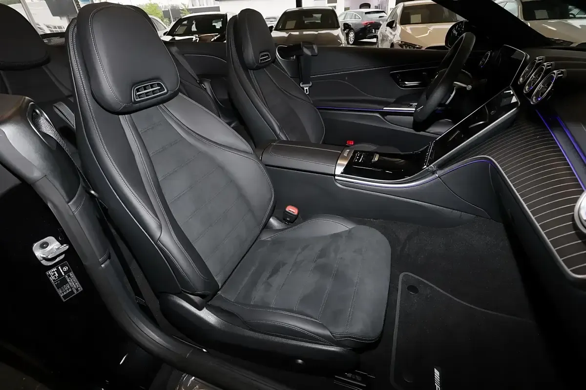Gebraucht Mercedes CLE200 AMG 204 PS (150 kW) 2025 Metalliclack obsidianschwarz Cabrio