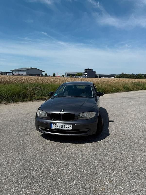Grau Gebraucht 2007 BMW 118 Coupé Coupé | 2.599 € (Fairer Preis) - Bild 1/4