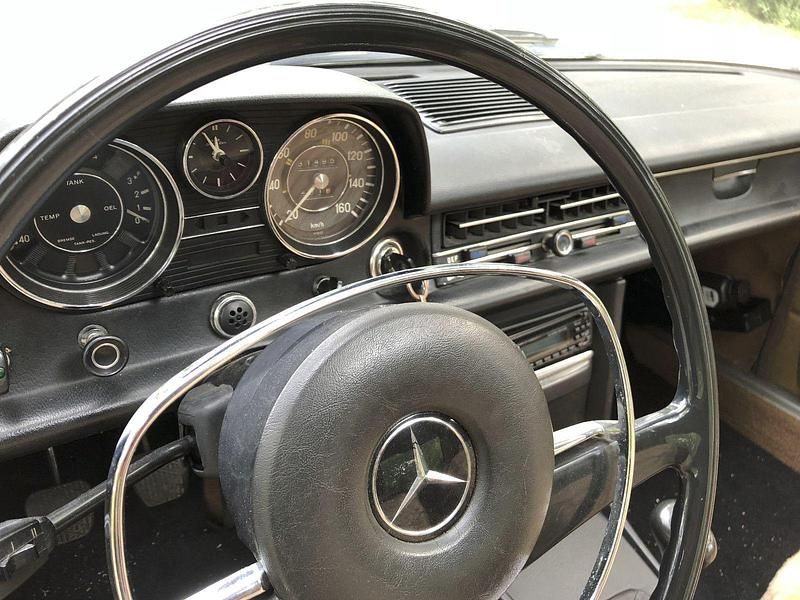 Gebraucht Mercedes 220 60 PS (44 kW) 1973 Grün Limousine