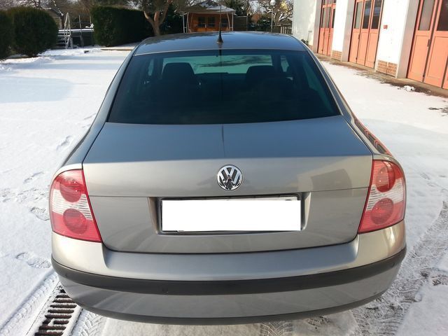 Usata VW Passat 139 CV (102 kW) 2003 Grigio Berlina