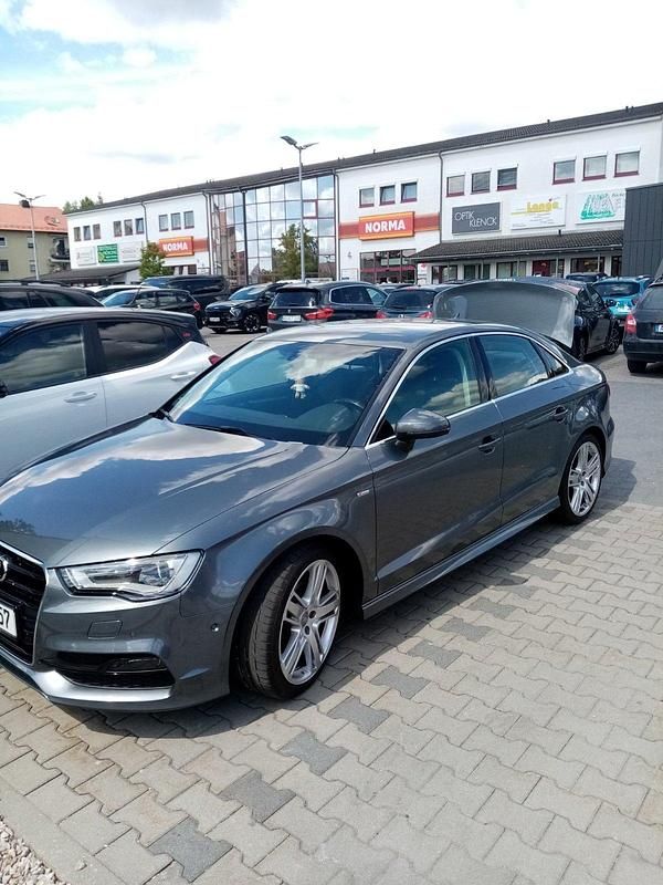Grau Gebraucht 2016 Audi A3 S-Line Limousine | 14.900 € (Superpreis) - Bild 1/4