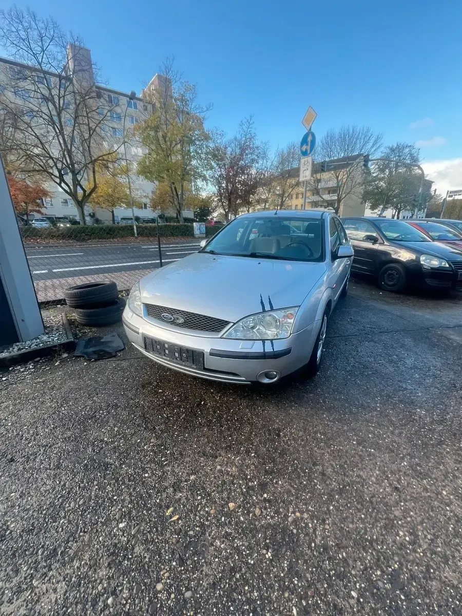 Gebraucht Ford Mondeo 125 PS (91 kW) 2001 Silber Limousine