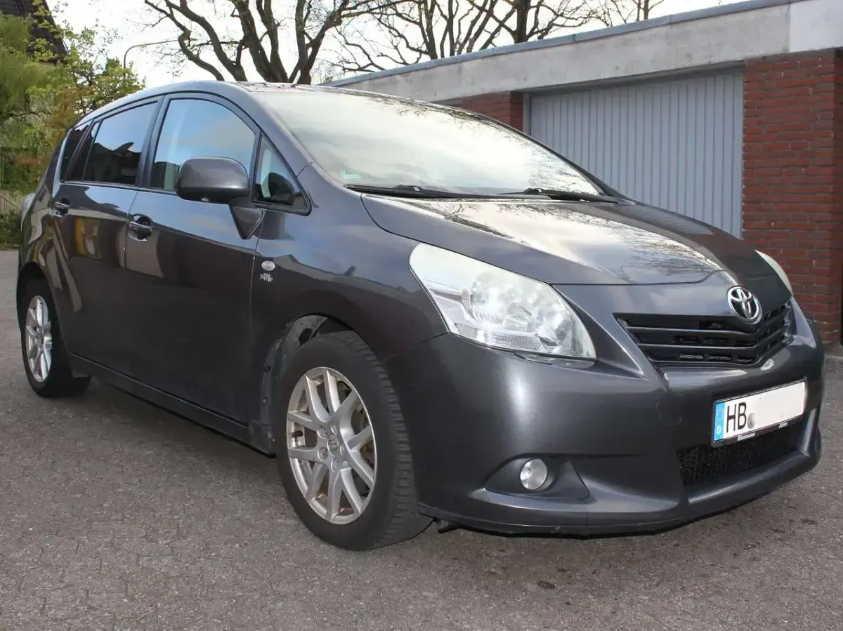 Gebraucht Toyota Verso Executive 150 PS (110 kW) 2010 Grau Van / Kleinbus