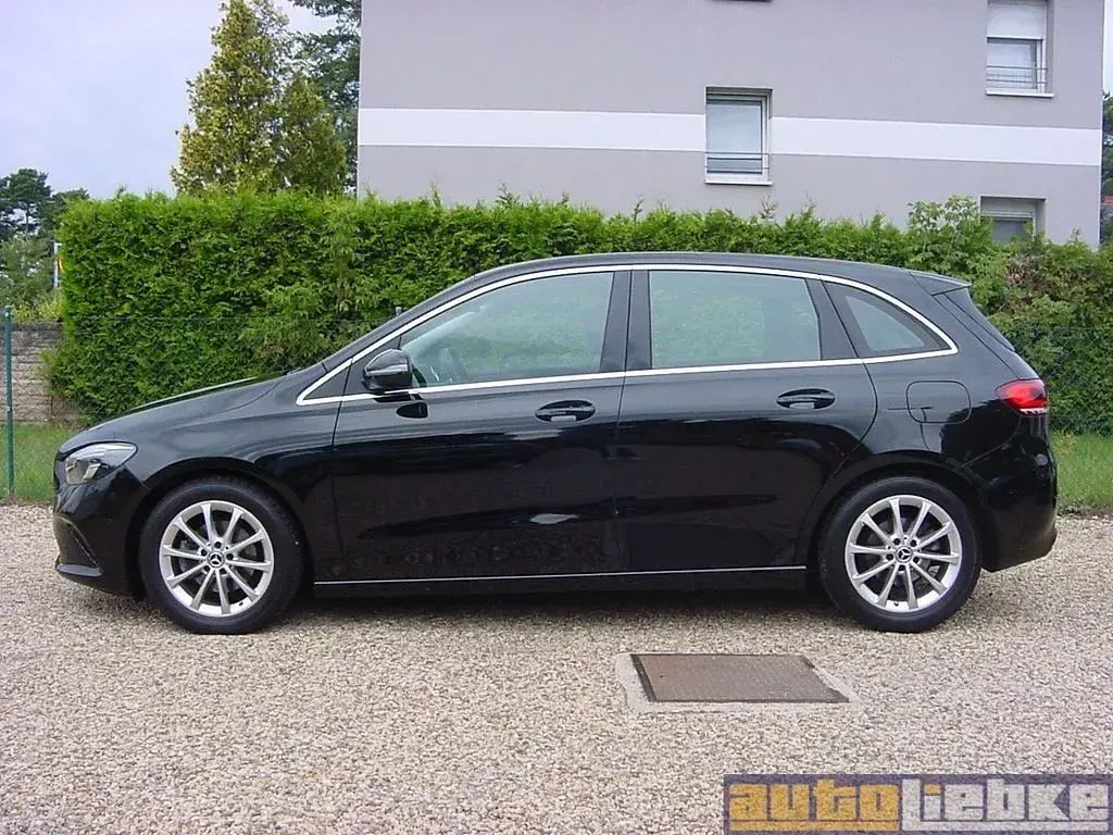 Gebraucht Mercedes B180 136 PS (100 kW) 2021 Kosmosschwarzmetallic Kleinwagen