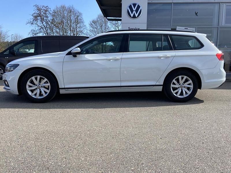 Gebraucht VW Passat 122 PS (89 kW) 2021 Weiß Kombi