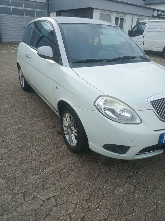 Gebraucht Lancia Ypsilon 97 PS (71 kW) 2010 Weiß Kleinwagen
