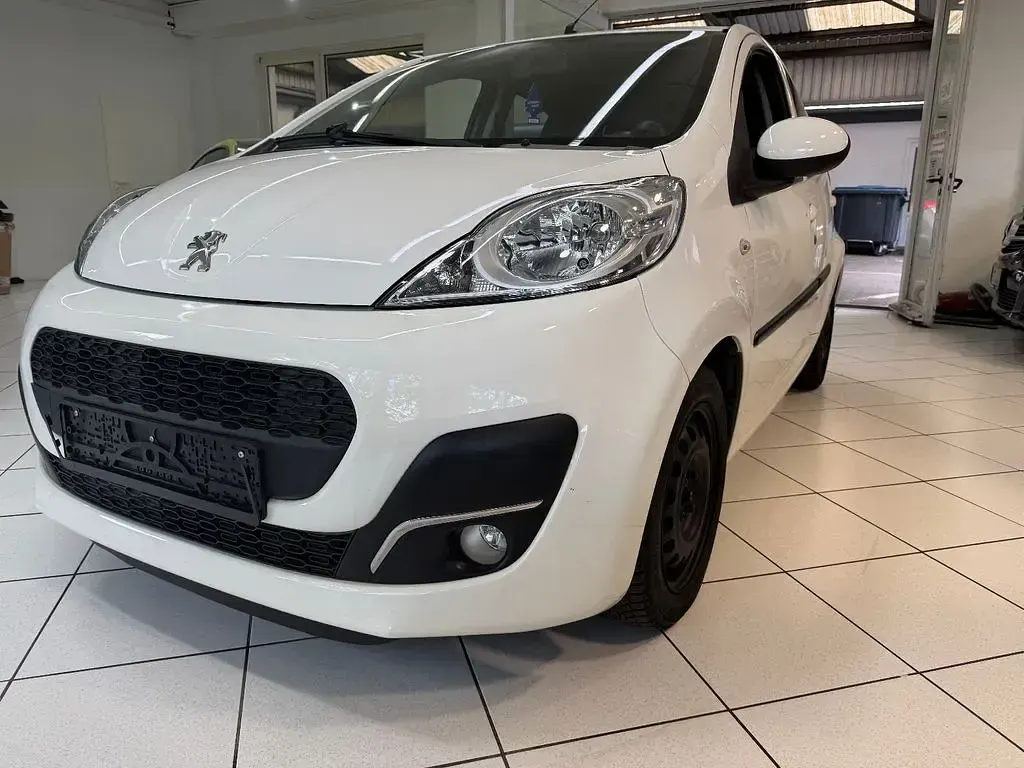 Gebraucht Peugeot 107 Active 68 PS (50 kW) 2012 Weiß Kleinwagen
