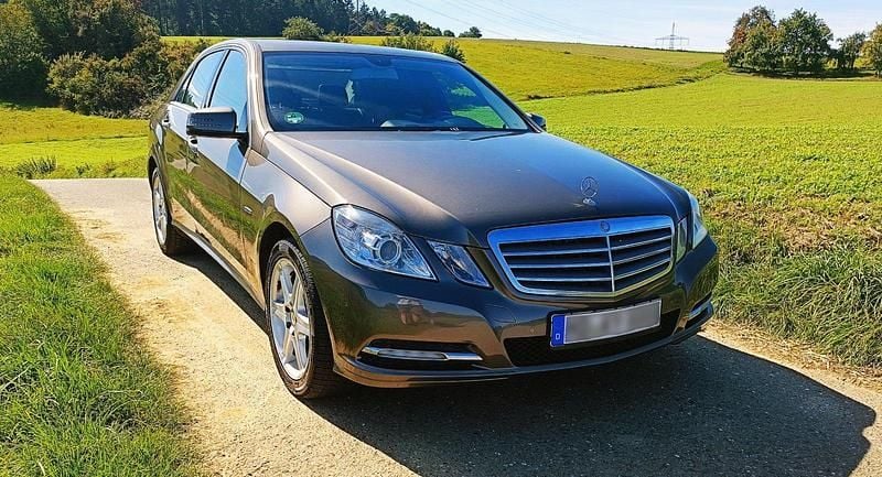 Grau Gebraucht 2012 Mercedes E200 Limousine | 10.800 € (Fairer Preis) - Bild 1/4