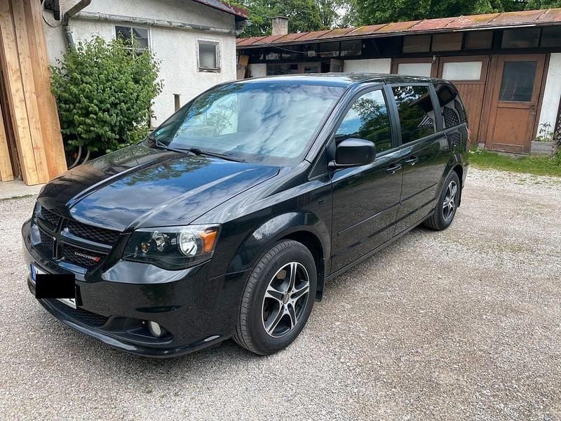 Schwarz Gebraucht 2015 Dodge Grand Caravan Van / Kleinbus | 15.200 € (Etwas zu teuer) - Bild 1/4