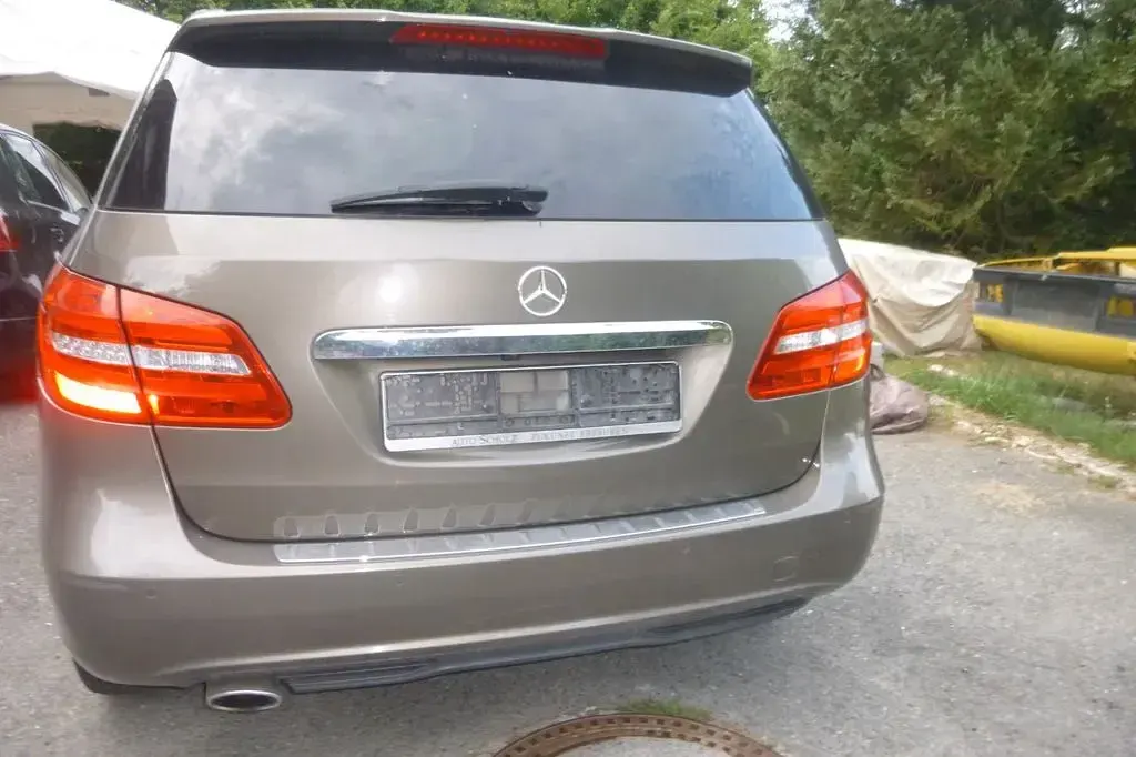 Gebraucht Mercedes B180 109 PS (80 kW) 2012 Braun Kleinwagen