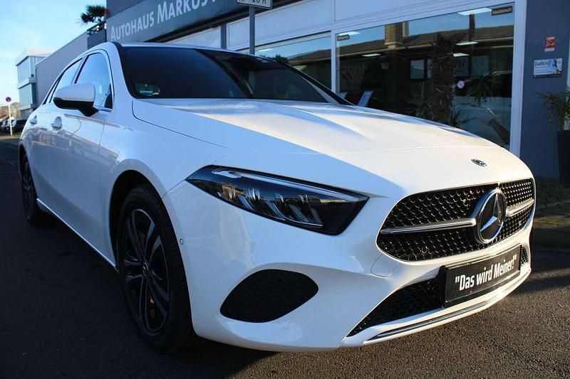 Polarweiss Gebraucht 2023 Mercedes A180 Limousine | 24.950 € (Guter Preis) - Bild 1/4