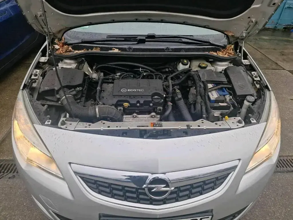 Gebraucht Opel Astra 140 PS (102 kW) 2012 Silber Kombi