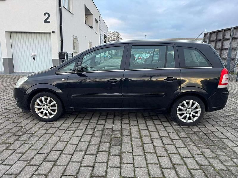 Gebraucht Opel Zafira Edition 140 PS (102 kW) 2009 Saphirschwarz mi2 Van / Kleinbus