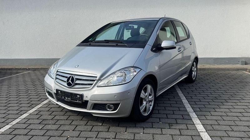 Second-hand Mercedes A180 109 CP (80 kW) 2012 Argintiu Monovolum