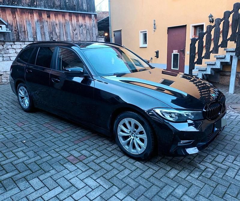 Schwarz Gebraucht 2022 BMW 320 Kombi | 24.300 € (Guter Preis) - Bild 1/4