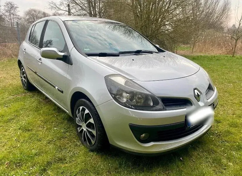 Gebraucht Renault Clio III 90 PS (66 kW) 2006 Silber Kleinwagen