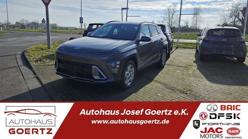 Grau Neu 2024 Hyundai Kona Prime SUV | 30.990 € (Etwas zu teuer) - Bild 1/4