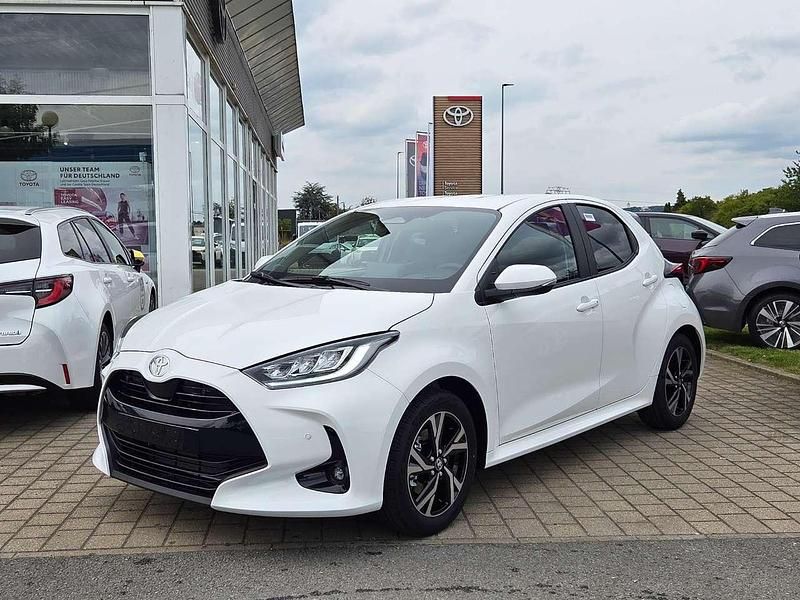 Schneeweiß Neu 2025 Toyota Yaris Hybrid Comfort Kleinwagen | 24.690 € (Fairer Preis) - Bild 1/3