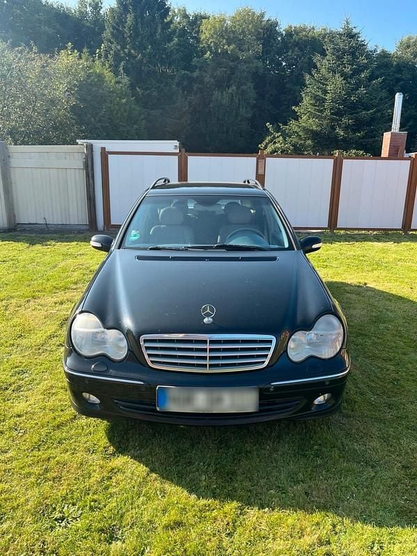 Schwarz Gebraucht 2004 Mercedes C180 Avantgarde Kombi | 2.000 € (Fairer Preis) - Bild 1/4