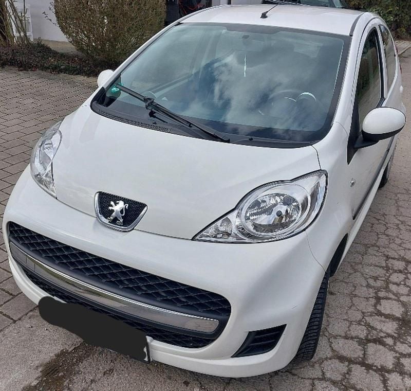 Gebraucht Peugeot 107 Urban Move 68 PS (50 kW) 2011 Weiß Kleinwagen