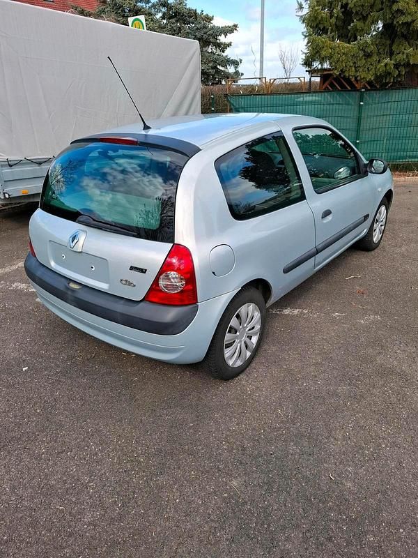 Gebraucht Renault Clio II 58 PS (42 kW) 2003 Silber Kleinwagen