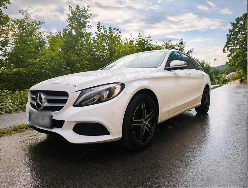 Weiß Gebraucht 2016 Mercedes C180 AMG line Kombi | 14.450 € (Etwas zu teuer) - Bild 1/4