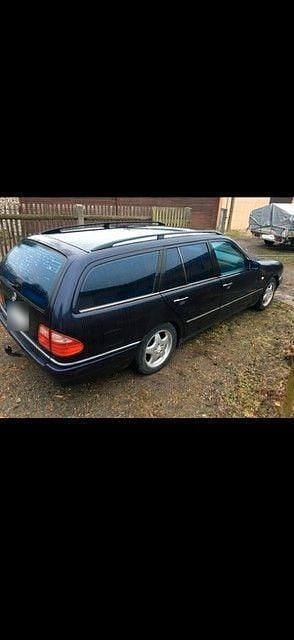 Gebraucht Mercedes E230 Avantgarde 150 PS (110 kW) 1996 Violet Kombi
