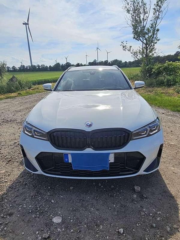 Weiß Gebraucht 2022 BMW 330e M Sport Kombi | 35.990 € (Fairer Preis) - Bild 1/4