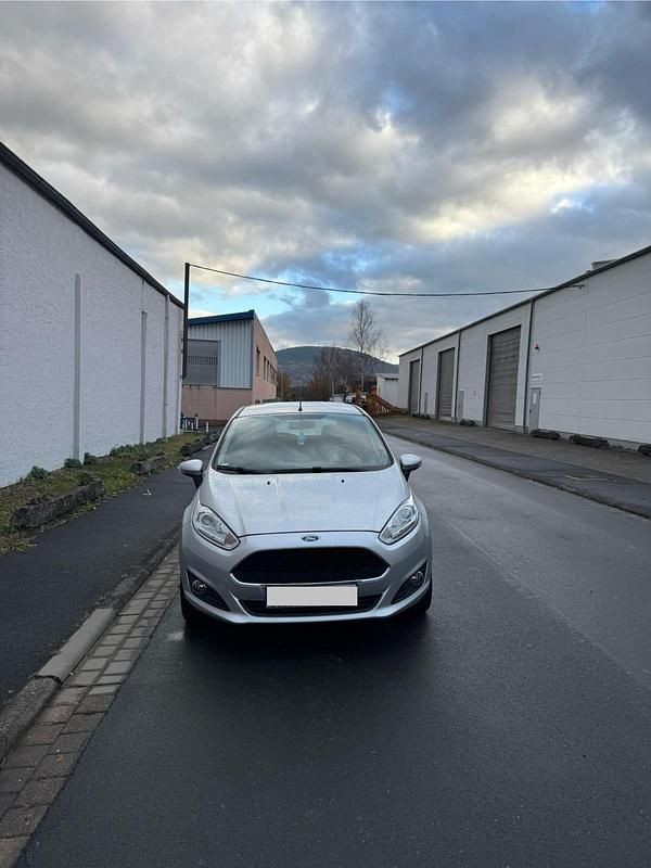 Grau Gebraucht 2016 Ford Fiesta Kleinwagen | 6.250 € (Guter Preis) - Bild 1/4