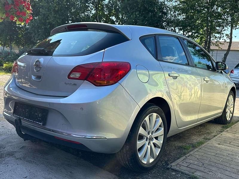 Gebraucht Opel Astra Active 101 PS (74 kW) 2013 Grau Kleinwagen