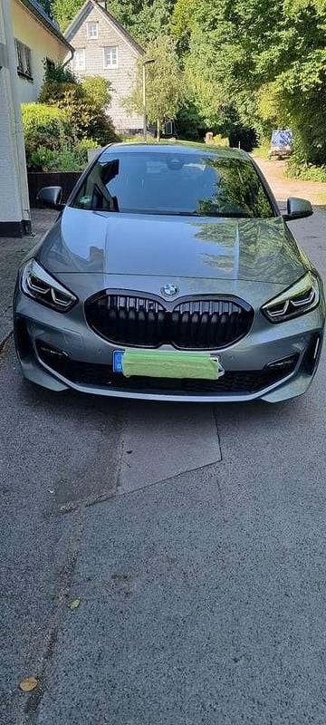 Grau Gebraucht 2022 BMW 120 M Sport Kleinwagen | 27.500 € (Guter Preis) - Bild 1/4