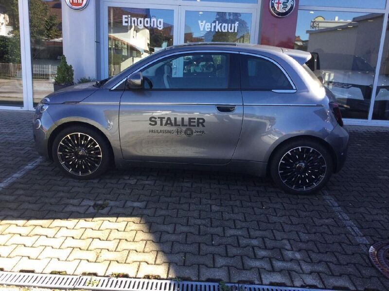 Colore esterno (mineral grau) Gebraucht 2023 Fiat 500e La Prima Limousine | 26.990 € (Teuer) - Bild 1/4